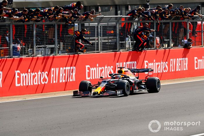 Ganador de la carrera Max Verstappen, Red Bull Racing RB16 cruza la línea de meta
