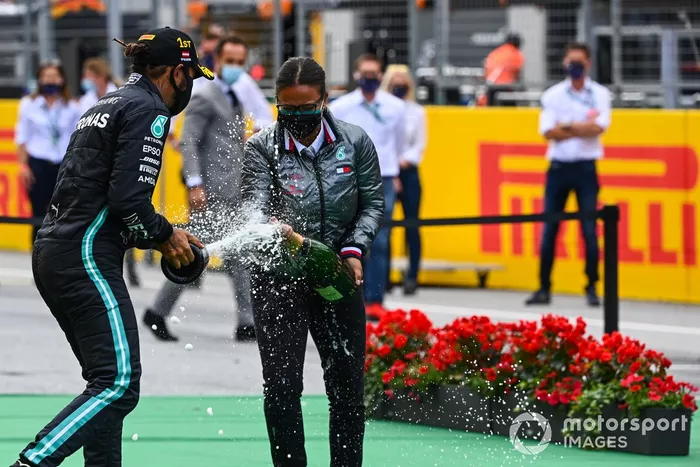 Podio: ganador de la carrera Lewis Hamilton, Mercedes-AMG Petronas F1