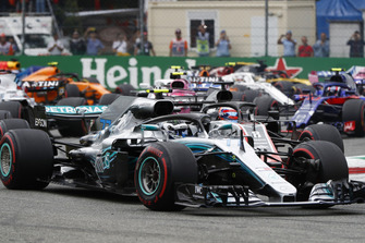 Valtteri Bottas, Mercedes AMG F1 W09, Romain Grosjean, Haas F1 Team VF-18