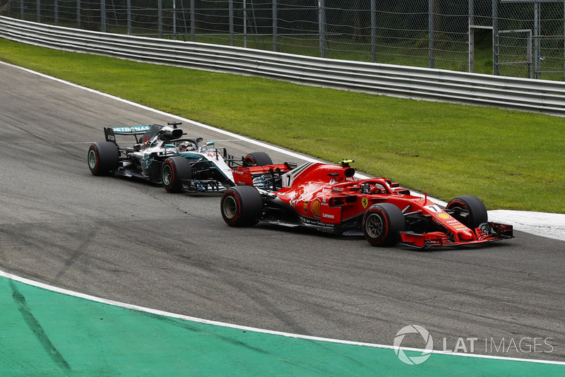 Kimi Raikkonen, Ferrari SF71H y Lewis Hamilton, Mercedes AMG F1 W09