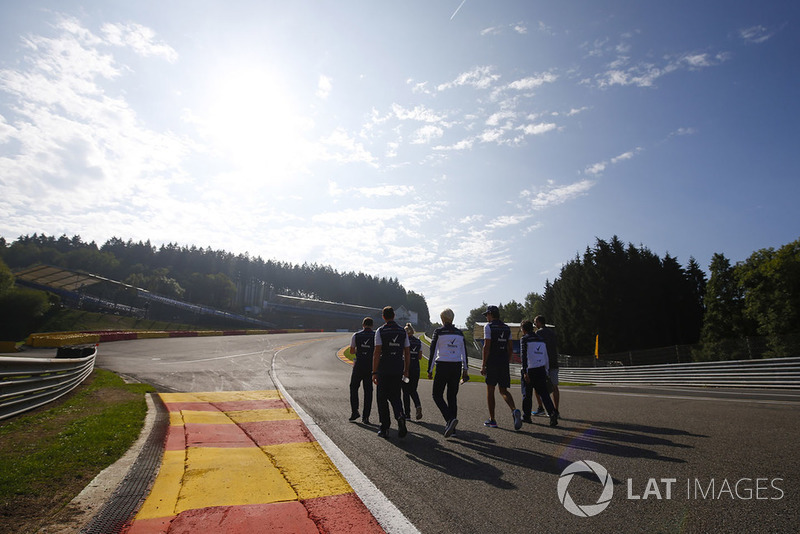Lance Stroll, Williams Racing, cammina lungo il circuito con i colleghi
