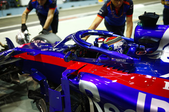Brendon Hartley, Toro Rosso STR13, est ramené dans son garage