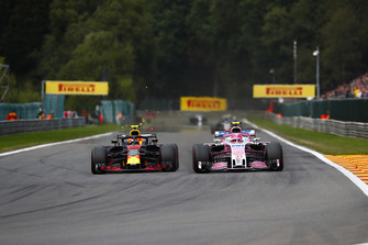 Max Verstappen, Red Bull Racing RB14, supera Esteban Ocon, Racing Point Force India VJM11