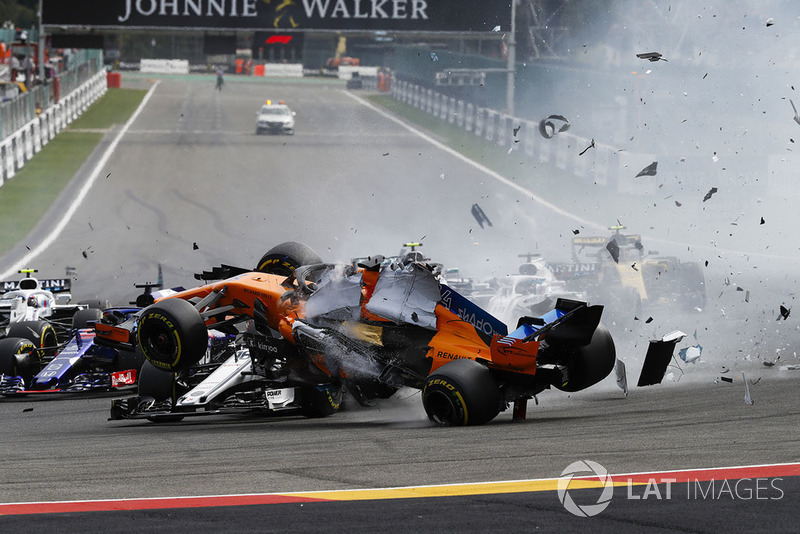 Fernando Alonso, McLaren MCL33, vuela sobre Charles Leclerc, Sauber C37, despues del contacto de Nico Hulkenberg, Renault Sport F1 Team R.S. 18, en la salida