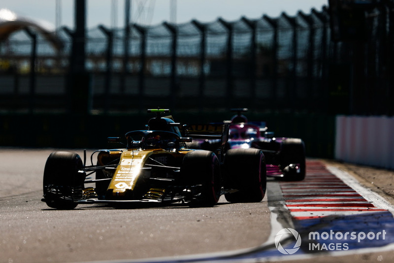 Carlos Sainz Jr., Renault Sport F1 Team R.S. 18, Sergio Pérez, Racing Point Force India VJM11