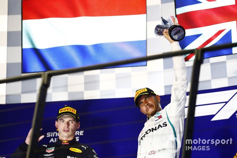 Max Verstappen, Red Bull Racing, e Lewis Hamilton, Mercedes AMG F1, festeggiano sul podio