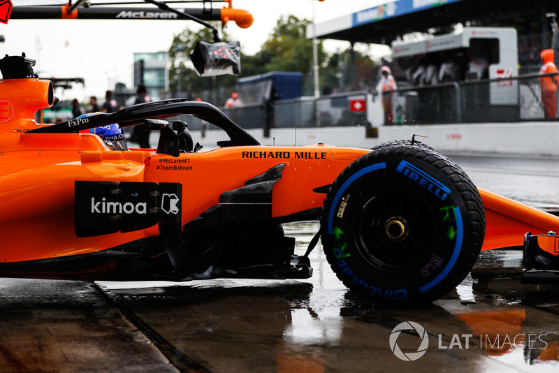 Fernando Alonso, McLaren MCL33, leaves the garage