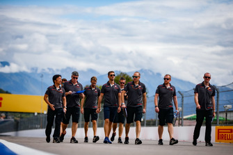 Romain Grosjean, Haas F1 Team, parcourt la piste à pied