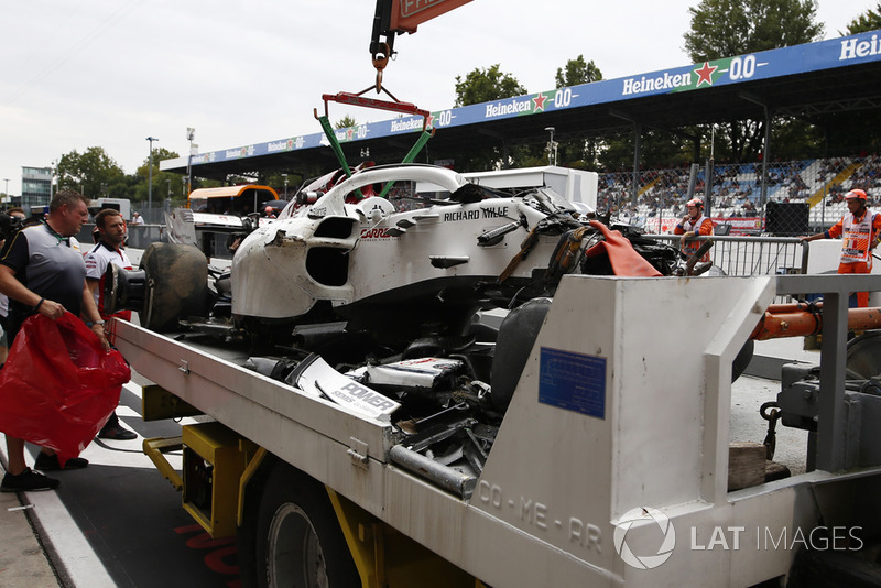 El coche accidentado de Marcus Ericsson, Sauber C37 se recupera a los boxes en FP2