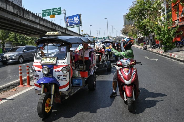 打ち上げに向かうバイク 