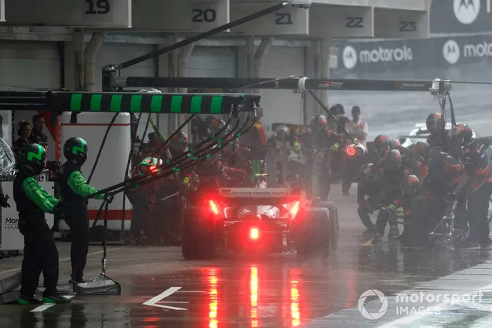 Nico Hulkenberg, Haas VF-24, hace una parada en boxes
