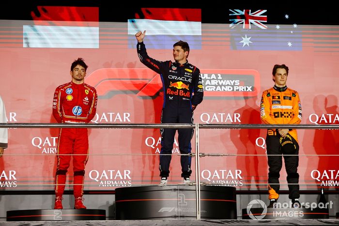 Max Verstappen, Red Bull Racing, 1. miejsce, Charles Leclerc, Scuderia Ferrari, 2. miejsce, Oscar Piastri, McLaren F1 Team, 3. miejsce, stanęli na podium podczas ceremonii podium.