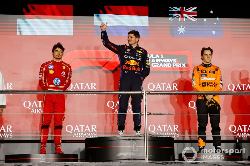 Max Verstappen, Red Bull Racing, 1ère position, Charles Leclerc, Scuderia Ferrari, 2ème position, Oscar Piastri, McLaren F1 Team, 3ème position, montent sur le podium pour la cérémonie du podium.