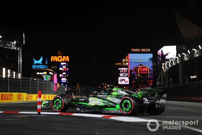 Zhou Guanyu, Stake F1 Team KICK Sauber C44 