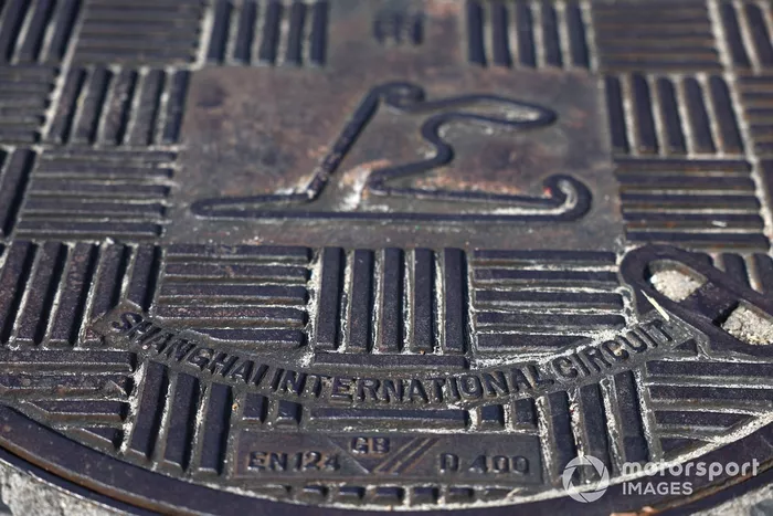 Circuit drain manhole cover