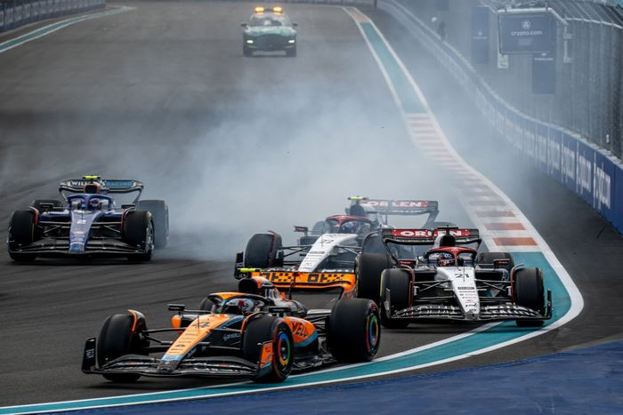 Nyck de Vries, AlphaTauri AT04, golpea a Lando Norris, McLaren MCL60, al inicio de la carrera.