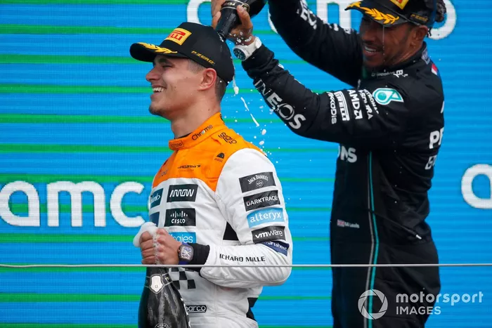 Lando Norris, McLaren, 2ª posición, Lewis Hamilton, Mercedes-AMG, 3ª posición, celebran en el podio