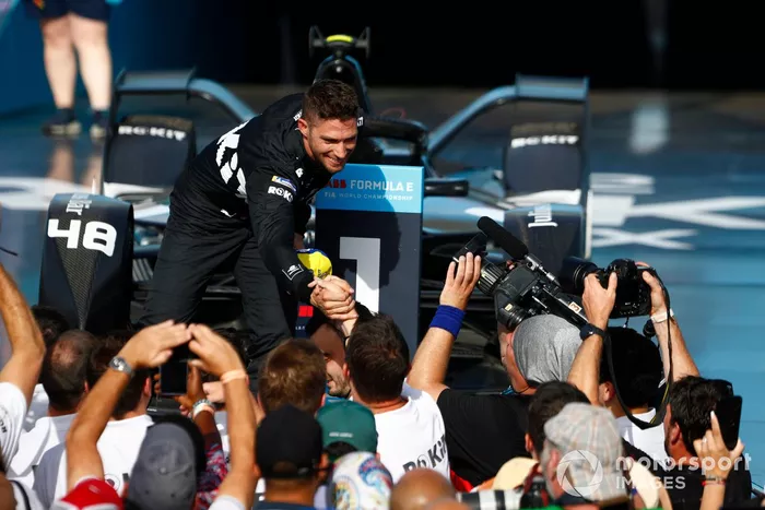 El ganador de la carrera, Edoardo Mortara, Venturi Racing, lo celebra en el parc ferme