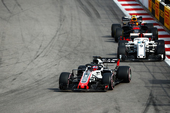 Romain Grosjean, Haas F1 Team VF-18 ve Marcus Ericsson, Sauber C37 ve Max Verstappen, Red Bull Racing RB14