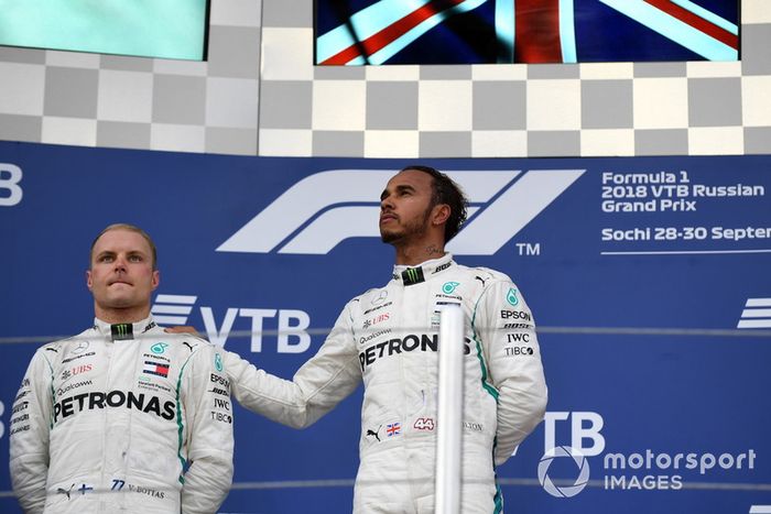 Podio: ganador de la carrera Lewis Hamilton, Mercedes AMG F1 y el segundo lugar Valtteri Bottas, Mercedes AMG F1 