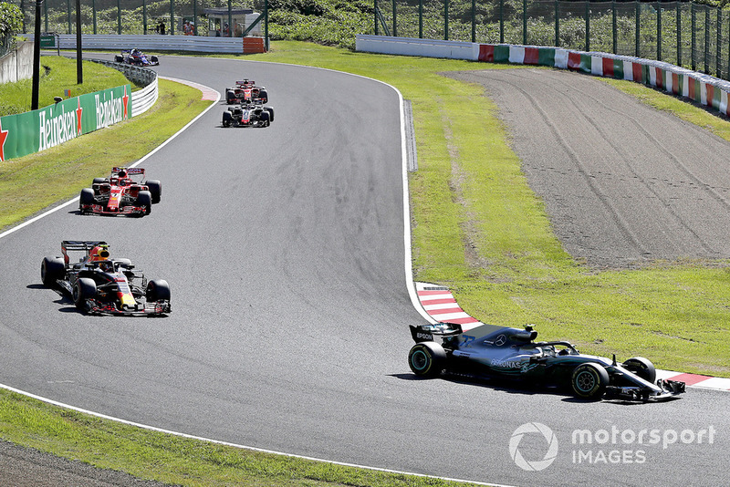 Valtteri Bottas, Mercedes AMG F1 W09 y Max Verstappen, Red Bull Racing RB14