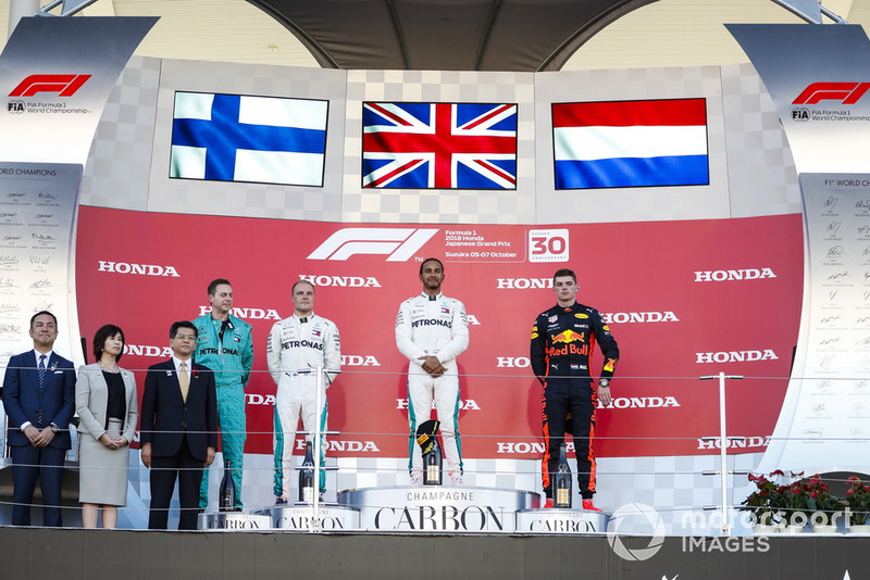 Valtteri Bottas, Mercedes AMG F1, Lewis Hamilton, Mercedes AMG F1, Max Verstappen, Red Bull Racing, berdiri di podium
