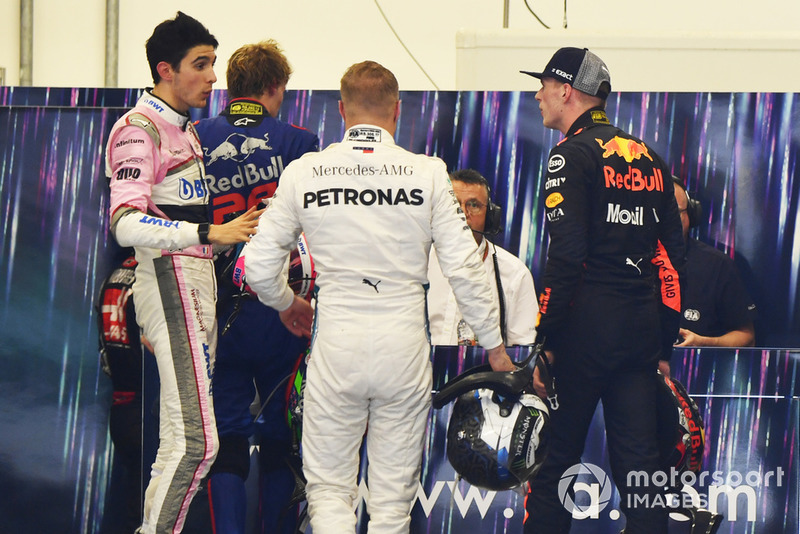 Max Verstappen, Red Bull Racing y Esteban Ocon, Racing Point Force India discuten en la sala de pesaje de la FIA ante la mirada de Bottas y Hartley
