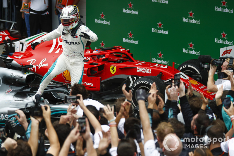 Lewis Hamilton, Mercedes AMG F1, fête sa victoire dans le Parc Fermé