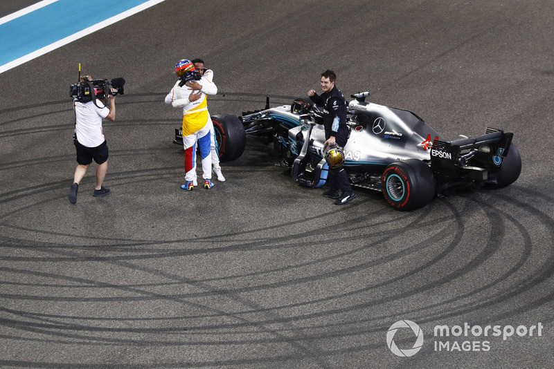 Fernando Alonso, McLaren, abraza a Lewis Hamilton, Mercedes AMG F1 W09 EQ Power+ al final