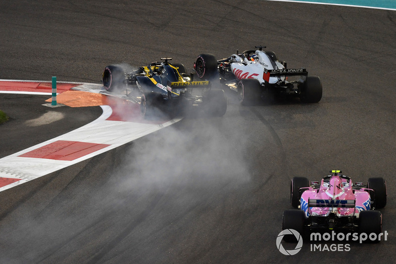 Nico Hulkenberg, Renault Sport F1 Team R.S. 18 and Romain Grosjean, Haas F1 Team VF-18 battle on lap one 