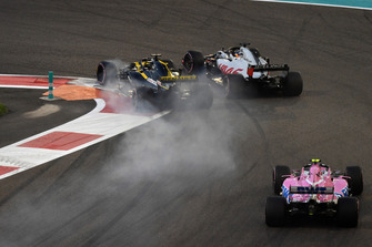 Nico Hulkenberg, Renault Sport F1 Team R.S. 18 and Romain Grosjean, Haas F1 Team VF-18 battle on lap one
