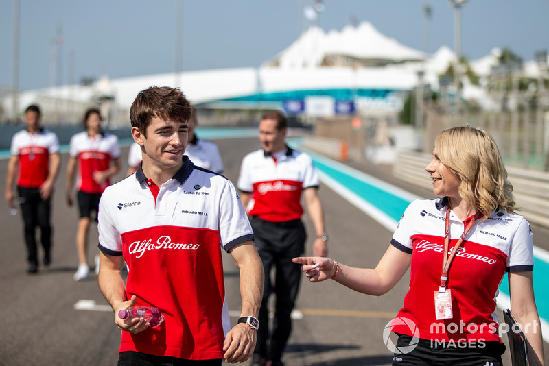 Charles Leclerc, Sauber, ispeziona il circuito con Ruth Buscombe, ingegnere della strategia, Sauber