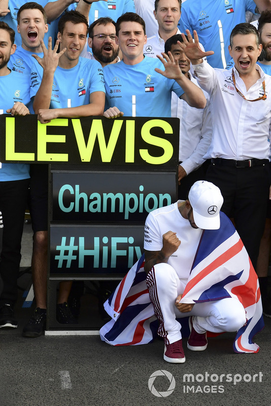 Lewis Hamilton, Mercedes AMG F1, festeggia con il suo team