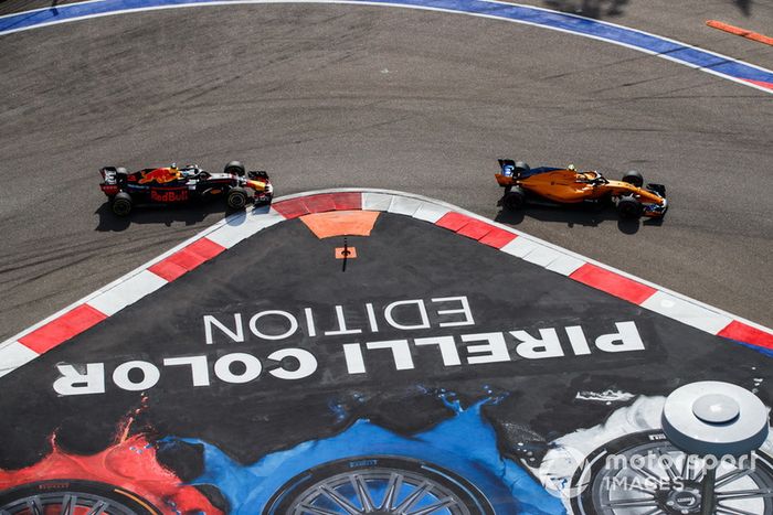 Stoffel Vandoorne, McLaren MCL33, Daniel Ricciardo, Red Bull Racing RB14 