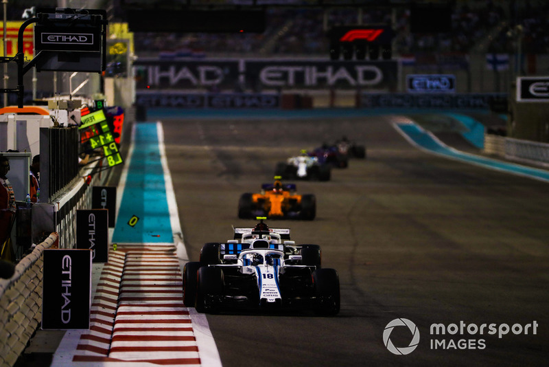 Lance Stroll, Williams FW41, precede Charles Leclerc, Sauber C37, e Stoffel Vandoorne, McLaren MCL33
