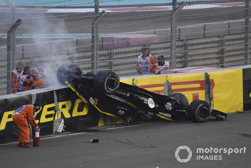 Nico Hulkenberg, Renault Sport F1 Team R.S. 18 choca y vuelca en la primera vuelta