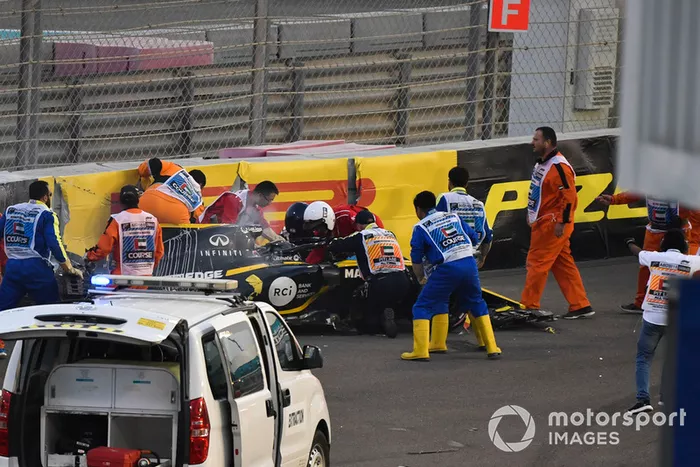 Los médicos y oficiales asisten a Nico Hulkenberg, Renault Sport F1 Team R.S. 18 que se estrelló y volcó en la primera vuelta