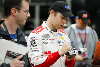 Brad Keselowski, Team Penske, Ford Fusion Wurth with fans