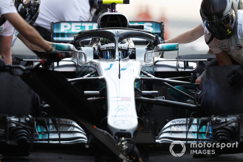Valtteri Bottas, Mercedes AMG F1 W09 EQ Power+, en pits