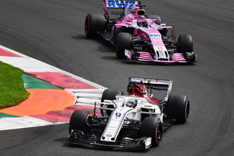 Marcus Ericsson, Sauber C37 ve Sergio Perez, Racing Point Force India VJM11
