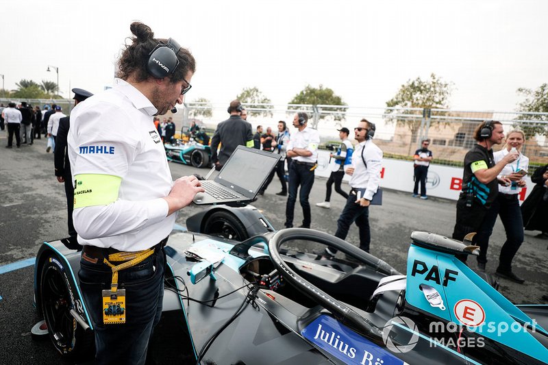 Les ingénieurs font les dernières vérifications sur la voiture de Gary Paffett, HWA Racelab, VFE-05 