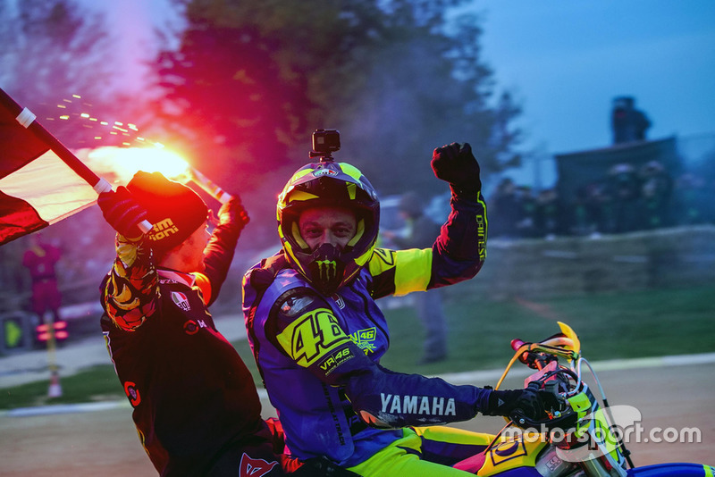 Valentino Rossi y Franco Morbidelli celebran su victoria