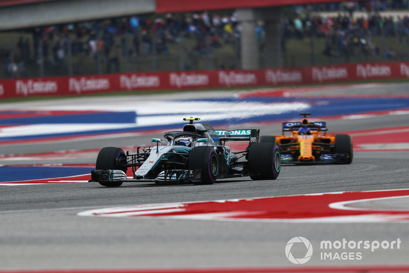 Valtteri Bottas, Mercedes AMG F1 W09 EQ Power+ et Fernando Alonso, McLaren MCL33 