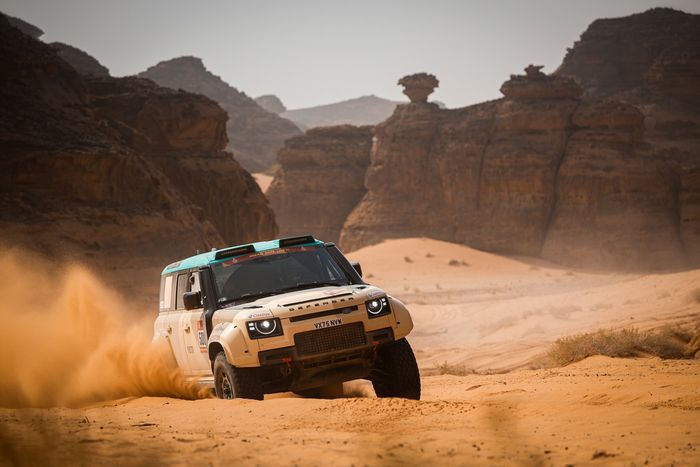 #500 Defender Rally Защитник: Стефан Петерансель, Михаэль Метге