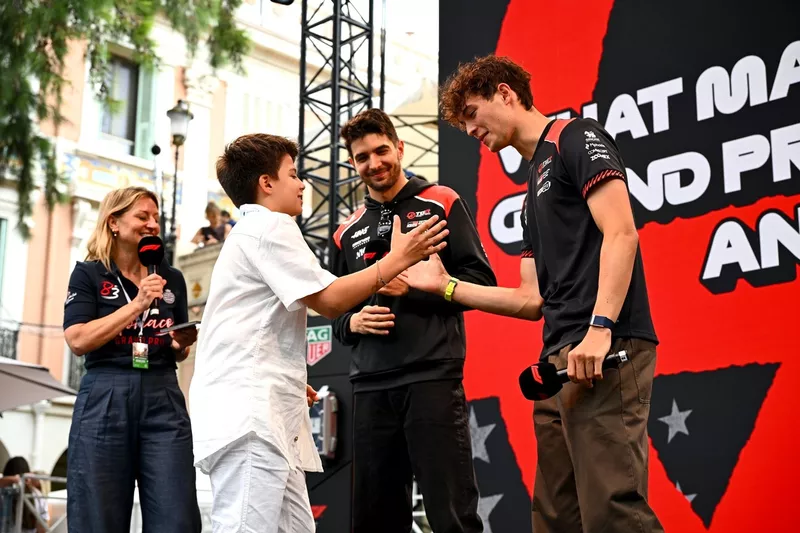 Oliver Bearman, Haas F1 Team, Esteban Ocon, Haas F1 Team