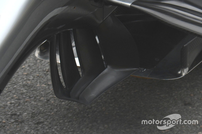 Mercedes F1 W07, Luftleitelemente am Chassis