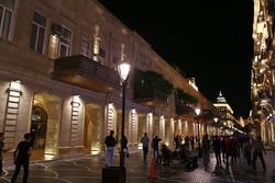 La ciudad de Bakú de noche