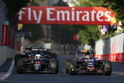 (Da Sx a Dx): Fernando Alonso, McLaren MP4-31 e Carlos Sainz Jr., Scuderia Toro Rosso STR11 lottano