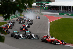 Lewis Hamilton, Mercedes AMG F1 W07 Hybrid und sein Teamkollege Nico Rosberg, Mercedes AMG F1 W07 Hy