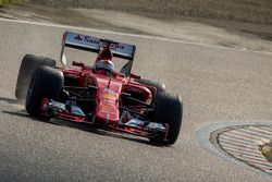 Sebastian Vettel, Ferrari pruebas de la especificación de Pirelli 2017